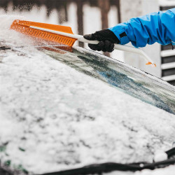 Brosse et grattoir à neige SnowXpertTM pour voiture - FISKARS