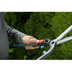 Cisaille à Haies 2en1 EnergyCut - crémaillère double - lames ondulées anti-adhérentes - coupe: 23 cm - GARDENA