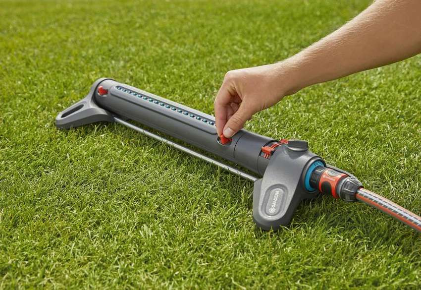 Fiskars Comfort Arroseur Oscillant S-M 150-300m² - Avec Filtre Et Outil Nettoyage, Noir/Orange