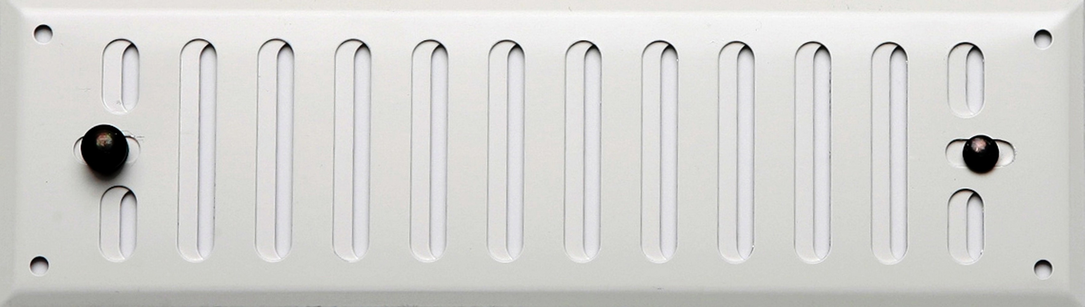 Grille d'aération aluminium laqué .24 x .7 cm