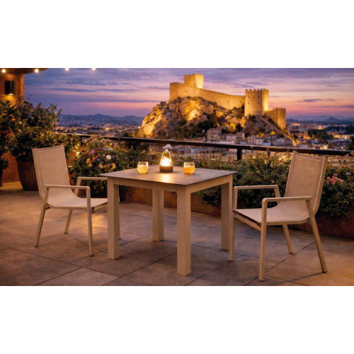 Ensemble bistrot CAMELIA SIDNEY – Table carrée 90 × 90 cm et 2 fauteuils en textilène – Plateau HPL Maderma – 2 places - HEVEA