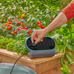 Kit d’arrosage solaire autonome – AquaBloom L – Jusqu’à 30 plantes – 14 programmes - GARDENA