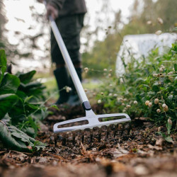 Rateau à massifs et rosiers Xact  - 10 dents manche alu - tête en acier - FISKARS
