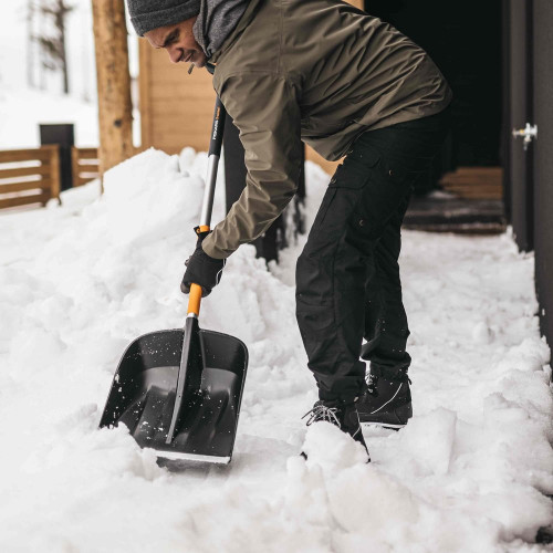 Pelle poussoir à neige télescopique  X-series  - poignée coudée en forme de D - FISKARS