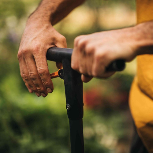 Plantoir à bulbes sur pied Ergo - manche acier - Longueur: 100 cm - FISKARS