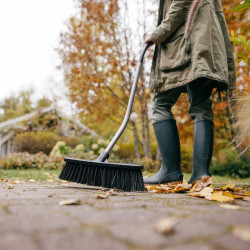 Balai de jardin manche courbé Ergonomic,  S - FISKARS