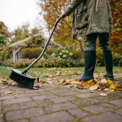 Balai de jardin manche courbé Ergonomic,  S - FISKARS