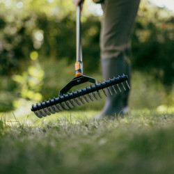 Aérateur de gazon - OneClick 36 cm - retirer mousse et feutre de pelouse - FISKARS