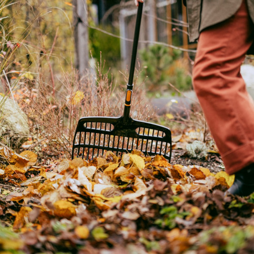 Râteau-pelle - OneClick - ratisser et déplacer les déchets de jardin - FISKARS