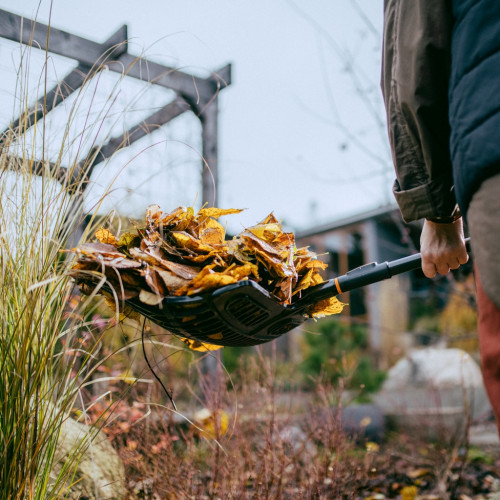 Râteau-pelle - OneClick - ratisser et déplacer les déchets de jardin - FISKARS