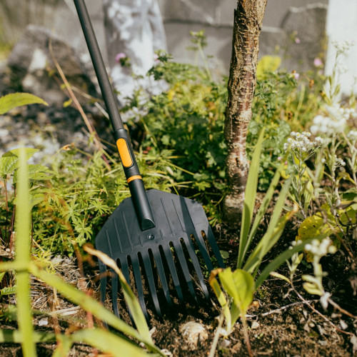 Petit balai à feuilles - OneClick 21,7 cm - nettoyage des zones difficiles d’accès - FISKARS