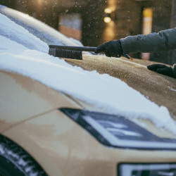 Brosse à neige - Solid courte - grattoir à glace voiture - FISKARS