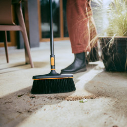 Balai de terrasse - OneClick - nettoyage jardin et surfaces extérieures - FISKARS