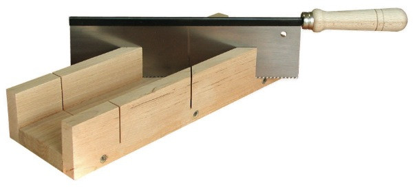 Boîte à onglet bois + scie à dos 250 x 70 x 30 mm