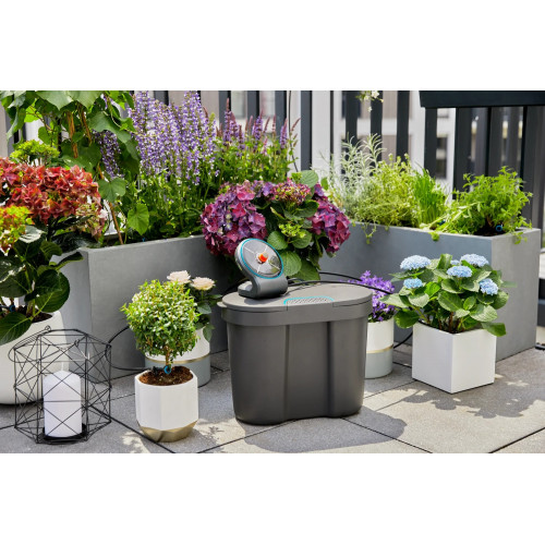 Solution d'arrosage automatique solaire AquaBloom avec réserve d'eau - GARDENA