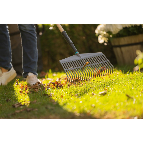 Balai-râteau PureLine - Largeur 43 cm - Manche bois FSC 100 % - GARDENA