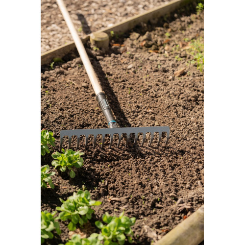 Râteau PureLine - 36 cm - 14 dents acier - Manche bois FSC 100 % - GARDENA