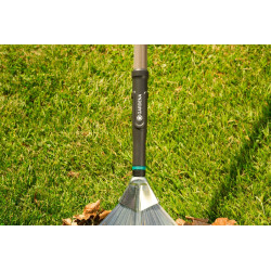 Balai à gazon réglable PureLine - 30 à 50 cm - Dents acier - Manche bois FSC 100 % - GARDENA