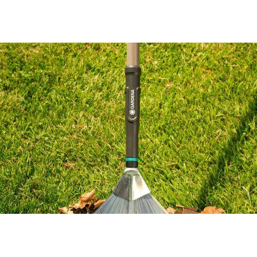 Balai à gazon réglable PureLine - 30 à 50 cm - Dents acier - Manche bois FSC 100 % - GARDENA