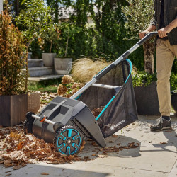 Ramasse-feuilles pour gazon et terrasse - Hauteur réglable, brosses interchangeables et déflecteur avant - GARDENA