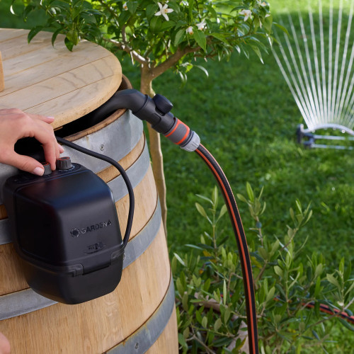 Pompe pour collecteur d’eau de pluie 18 V 2400 l/h - kit prêt à l’emploi avec batterie - GARDENA