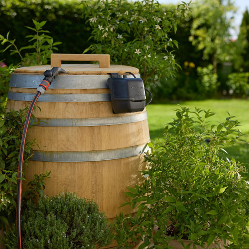 Pompe pour collecteur d’eau de pluie 18 V 2400 l/h - kit prêt à l’emploi avec batterie - GARDENA